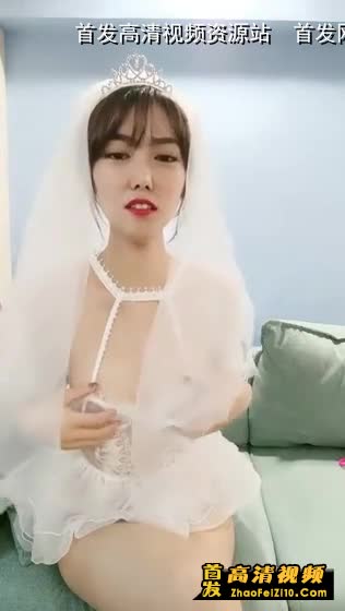 红唇苗条新人骚女婚纱情趣装自慰诱惑，毛毛非常浓密两跳蛋双管齐下，拿胶布跳蛋粘上震动阴蒂高潮呻吟