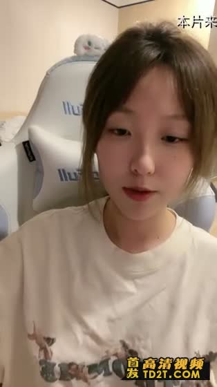 甜美少女！邻家妹妹型！说话嗲嗲，撩起衣服看奶子，坐在地上揉搓骚穴，娇喘呻吟喊爸爸